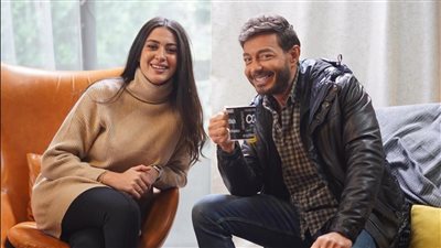 أحمد زاهر ينشر صورًا من كواليس مسلسل سوشيال برفقة ميرنا نور الدين | صور