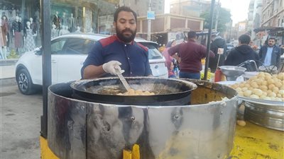 «الطبق بـ5 جنيه».. محمد بائع زلابية في مدينة بنها وحاصل على الماجستير: بقدم الحلو للغلابة 