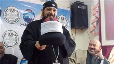 علم مصر.. قس بسوهاج يضع عمامة أزهري فوق عمامته | صور