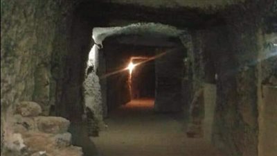 خبير آثار يكشف أهمية سراديب منطقة تونا الجبل بالمنيا 