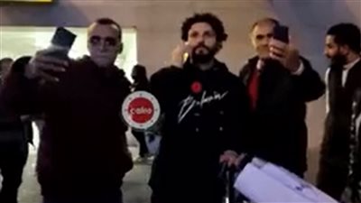 جماهير الأهلي تلتقط صورًا تذكارية مع اللاعبين فور وصولهم إلى مطار القاهرة | بث مباشر