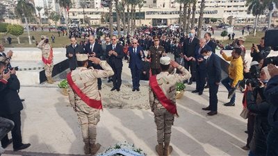 محافظ بورسعيد يضع إكليلا من الزهور على قبر الجندي المجهول | صور وفيديو 