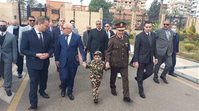 طفل بالزي العسكري بين قيادات بورسعيد خلال احتفالات العيد القومي للمحافظة | صور 