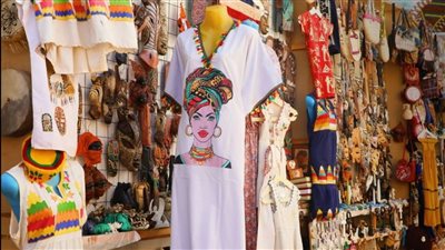 السياحة تروج لـ الملابس النوبية في سوق أسوان استعدادًا لرأس السنة 