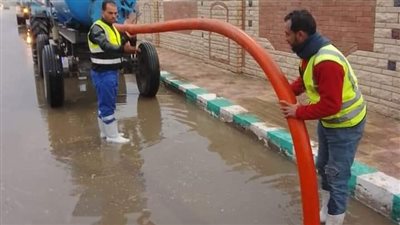 الدفع بسيارات لـ كسح وإزالة مياه الأمطار من شوارع الشرقية | صور