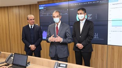 وزير الاتصالات يفتتح مركزًا للكشف المبكر لجميع الأعطال الطارئة بالبريد