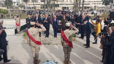 محافظ بورسعيد يضع إكليلًا من الزهور على قبر الجندي المجهول احتفالًا بالعيد القومي | بث مباشر