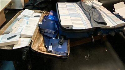 جمارك مطار القاهرة تضبط تهريب أجهزة تسخين التبغ وشيش إلكترونية 