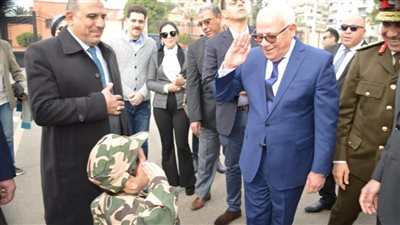 محافظ بورسعيد يؤدي التحية العسكرية لـ طفل خلال افتتاح متحف النصر | صور 
