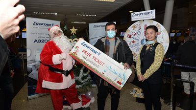 بالبلالين وبابا نويل.. إيهاب توفيق يشارك المسافرين بمطار القاهرة فرحة العام الجديد | صور