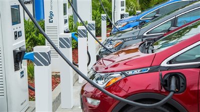 للمرة الأولى.. مبيعات السيارات الكهربائية في أوروبا تتخطى مركبات الوقود الأحفوري