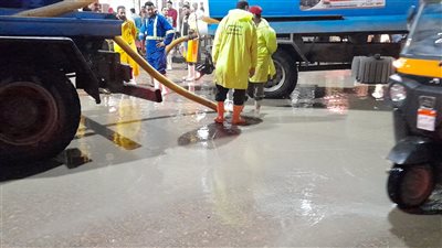 تحسن طفيف استمر ساعتين.. أمطار غزيرة تضرب الإسكندرية مجددًا وسط محاولات لكسح المياه