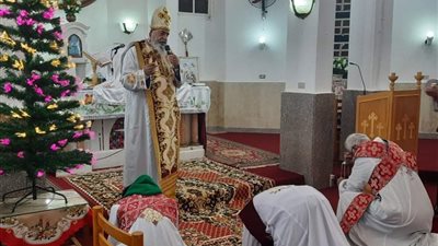 الأنبا يوأنس يترأس قداس عيد الميلاد بكنيسة القديس يوسف للأقباط الكاثوليك بالغردقة | صور