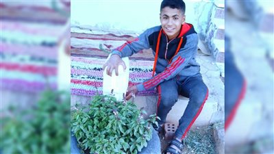 ابن الصعيد.. شاب يصنع مشتلا لنفسه ويبيع الزهور بالوادي الجديد