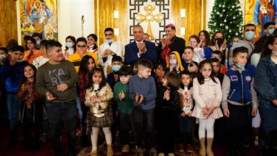 رئيس وزراء العراق يحتفل بعيد الميلاد.. ويؤكد: لا يوجد انسداد سياسي في البلاد