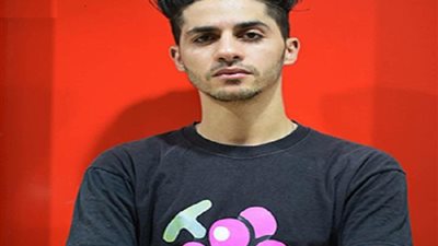 رغم إيقافه.. مصطفى عنبة يغني العو جه على فلاشة بحفل الكينج محمد منير | فيديو