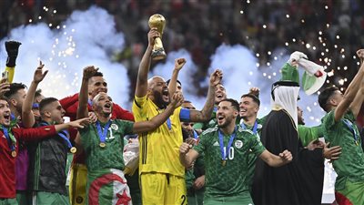 الجمهور الجزائري يحصن لاعبي منتخب بلاده بآيات قرآنية بعد تعليقات المصريين | صورة