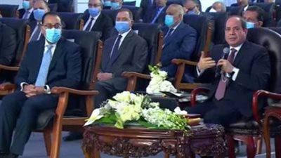 السيسي يمازح أحد المقاولين: تشتغل وتخلص خلال سنة وهديك 25% من الفلوس