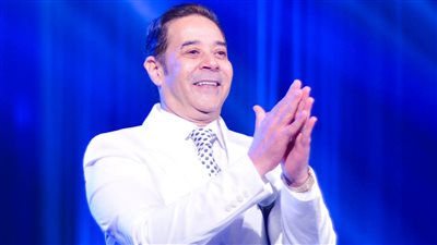 مدحت صالح يحيي حفلًا كامل العدد في أوبرا مسرح جامعة مصر | صور