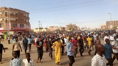 بسبب العنف ضد المتظاهرين.. أول عضو بمجلس السيادة الانتقالي السوداني يلّوح باستقالته