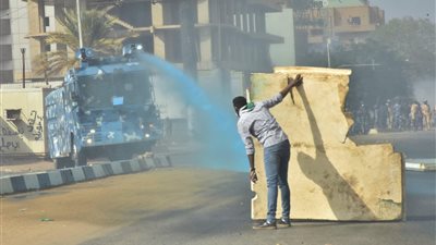 وكيل وزارة الصحة السودانية يستقيل احتجاجًا على اقتحام المستشفيات والعنف ضد المتظاهرين