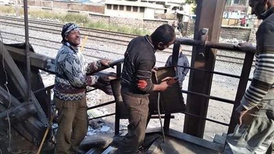 الانتهاء من غلق المنافذ العشوائية المطلة على السكة الحديد بسوهاج | صور