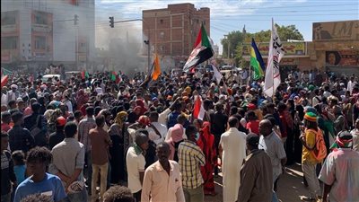  قنابل صوتية وغاز وحواجز.. المتظاهرون يصلون إلى القصر الجمهوري بالسودان |صور وفيديو