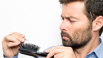 5 أسباب رئيسية لـ تساقط الشعر عند الرجال والنساء