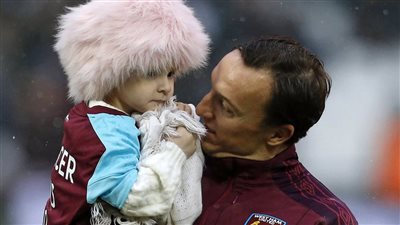 لقطة إنسانية.. وست هام يدرج طفلة مصابة بالسرطان على قائمة مباراة ساوثهامبتون I صور