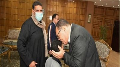 محافظ الشرقية يُكرم طفلا لحصوله على المركز الثاني في مسابقة عالمية لحفظ القرآن الكريم