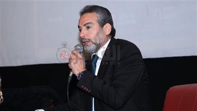 أحمد عبد العزيز يكشف تفاصيل لقائه الأول مع زوجته.. والأخيرة ترد: ماكنتش ضمن المعجبات | فيديو