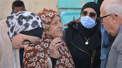 محافظ بورسعيد يتحمل إيجار وحدة سكنية لـ سيدة مُسنة: عنيا ليكي | فيديو 