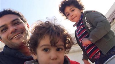 آسر ياسين يكشف طرق تربيته لأبنائه: بتعامل معهم كأنهم كِبار