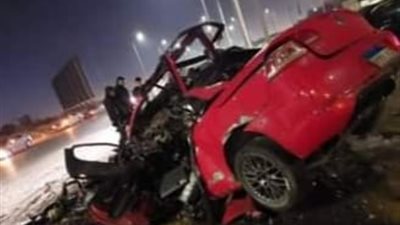 مصرع وإصابة 6 أشخاص في حادث تصادم سيارة نقل مع 4 سيارات 