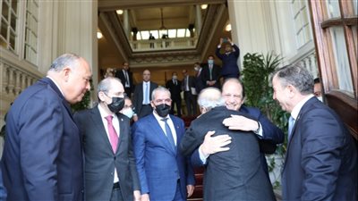 بالأحضان.. شكري وعباس كامل يستقبلان المشاركين في الاجتماع الوزاري لمصر والأردن وفلسطين | صور