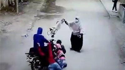 بدراجة نارية.. عاطل يسحل سيدة وطالبتين لسرقة هاتف محمول في حلوان | فيديو