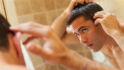  أسباب تساقط الشعر للرجال الغير وراثي.. و5 نصائح فعالة لتكثيفه