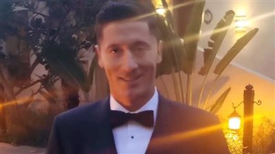 ليفاندوفسكي يصل إلى مقر حفل جلوب سوكر 2021| فيديو