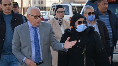 محافظ بورسعيد يعنّف المسئولين بمنطقة فاطمة الزهراء: مش هسمح بعودة الإشغالات | صور