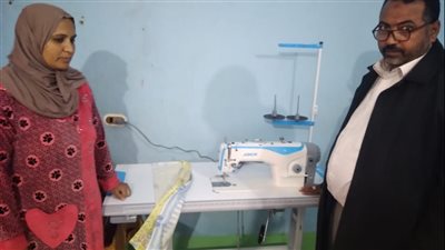 القوى العاملة توزع 100 ماكينة خياطة على خريجي وحدة التدريب المتنقلة بالأقصر | صور 