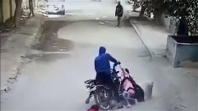 لص يسحل طالبتين ويدهس سيدة في حلوان لسرقة حقيبة يد | فيديوجراف