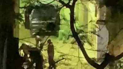 المتهم بقتل صاحب مركز صيانة أجهزة كهربائية بـ حلوان يمثل الجريمة | صور وفيديو