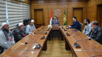 محافظ الدقهلية يلتقي بوفد مواطني قري حفير شهاب الدين بمركز بلقاس ويستمع لمشاكلهم ويوجه بسرعة حلها