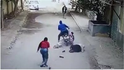 سيدة تصدت لبلطجي سحل فتاتين بموتوسيكل بحلوان: ما فكرتش غير في إنقاذهم | بث مباشر 