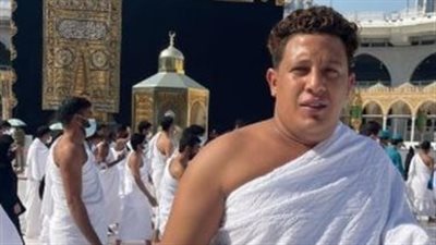  حمو بيكا يؤدي مناسك العمرة