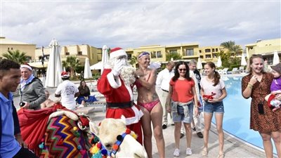 بابا نويل البلجيكي يصل إلى مرسى علم ويوزع الهدايا على السائحين| صور