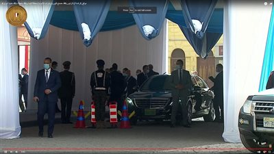 الرئيس السيسي يتفقد محطة سكة حديد أسوان 