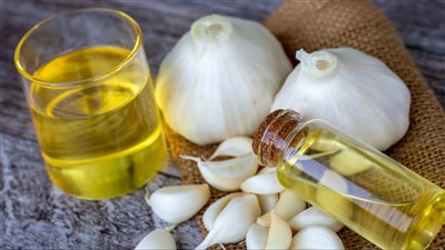 تساقط الشعر وعلاجه بالثوم وزيت الزيتون.. 3 خلطات فعالة تعرفي عليها