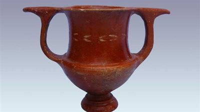 متحف الآثار بمكتبة الإسكندرية يعرض كأس للشرب ذو مقبضين