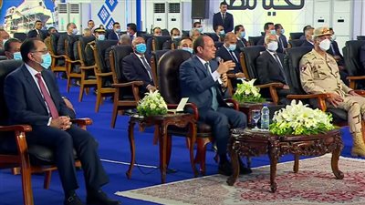 السيسي عن تقديم وزير النقل دون رتبته العسكرية خلال افتتاح كيما2 بأسوان: هي الرتب بتروح يا كامل؟